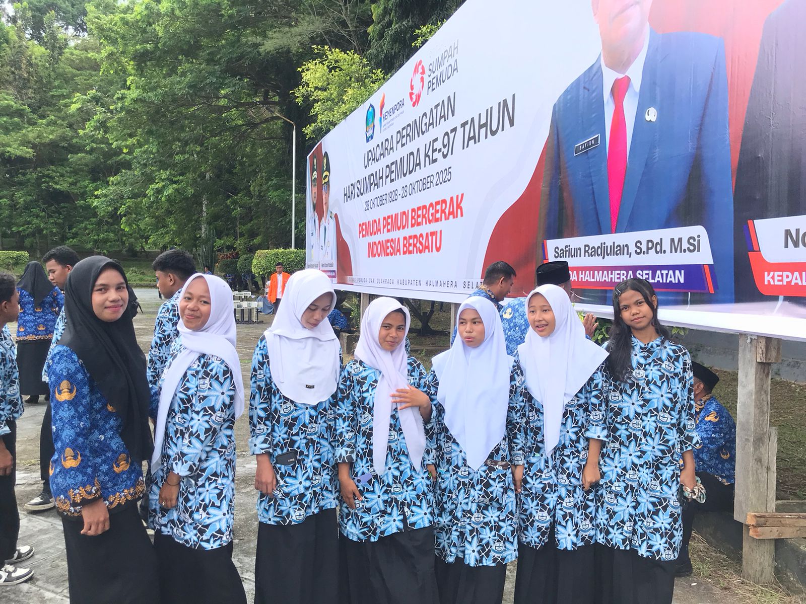 Momen Bersama Guru dalam Upacara Sumpah Pemuda di Halaman Kantor Bupati